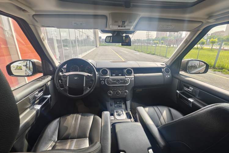 Used Land Rover Discovery 2015 3.0 SC V6 SE Interior 2