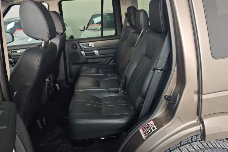 Used Land Rover Discovery 2015 3.0 SC V6 SE Interior 3
