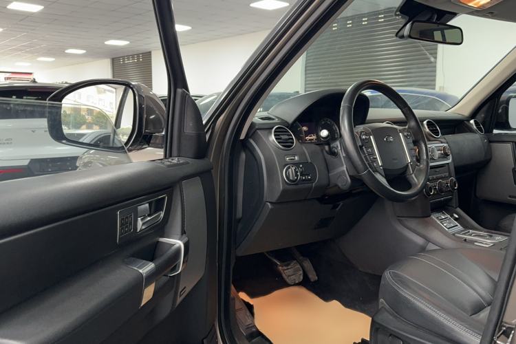 Used Land Rover Discovery 2015 3.0 SC V6 SE Interior 4