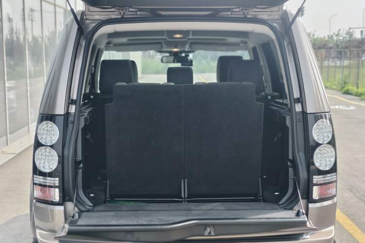 Used Land Rover Discovery 2015 3.0 SC V6 SE Interior 4