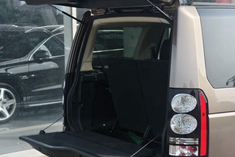 Used Land Rover Discovery 2015 3.0 SC V6 SE Interior 5