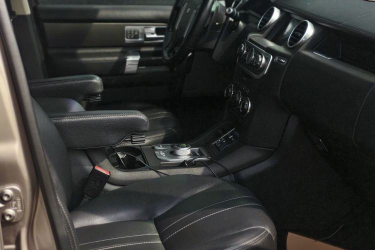 Used Land Rover Discovery 2015 3.0 SC V6 SE Interior 6