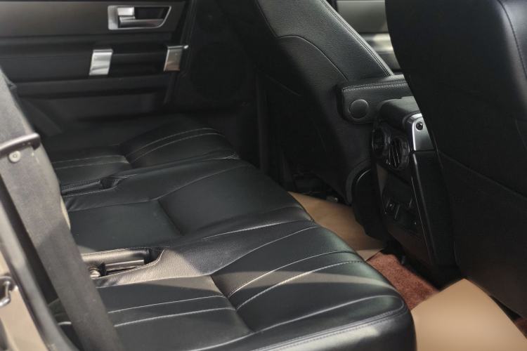 Used Land Rover Discovery 2015 3.0 SC V6 SE Interior 7