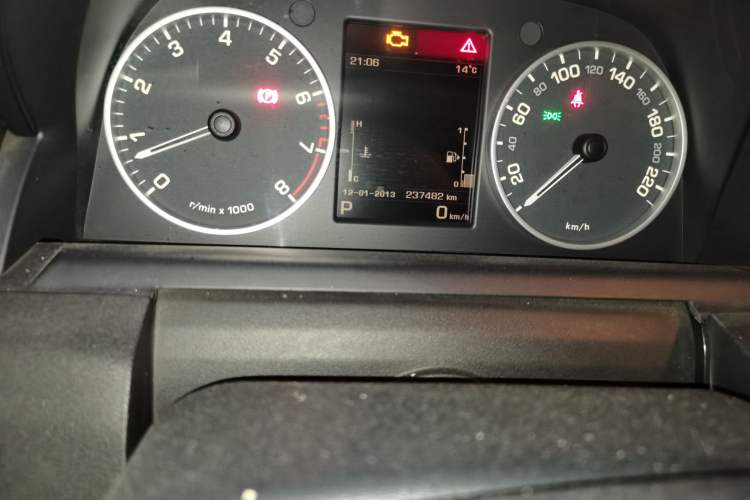 Used Land Rover Discovery 2015 3.0 SC V6 HSE Odometer Close Up