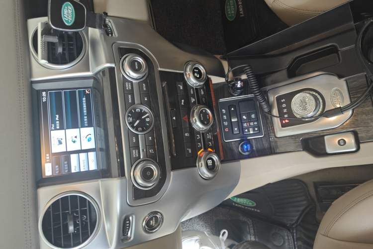 Used Land Rover Discovery 2015 3.0 SC V6 HSE Luxury Audio And AC Panel