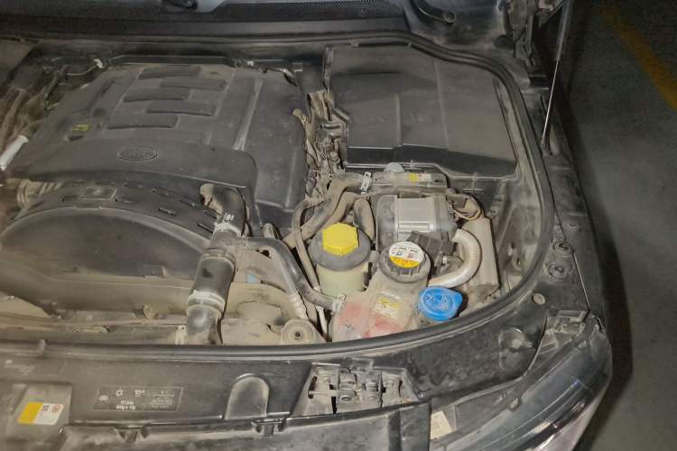 Used Land Rover Discovery 2015 3.0 SDV6 HSE Diesel Version Engine Bay Left