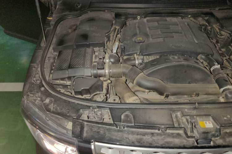 Used Land Rover Discovery 2015 3.0 SDV6 HSE Diesel Version Engine Bay Right