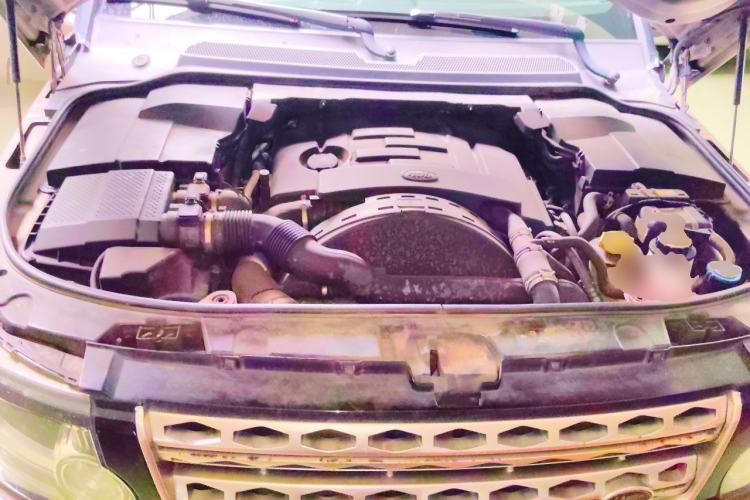Used Land Rover Discovery 2015 3.0 SDV6 HSE Diesel Version Engine Bay