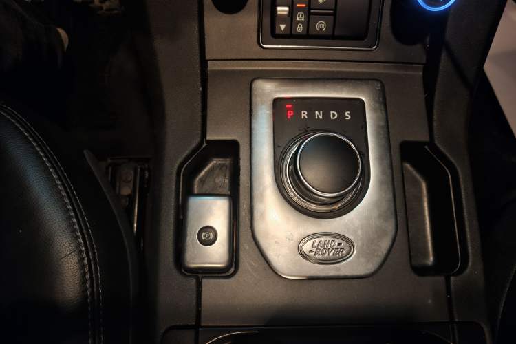 Used Land Rover Discovery 2015 3.0 SDV6 HSE Diesel Version Gear Lever