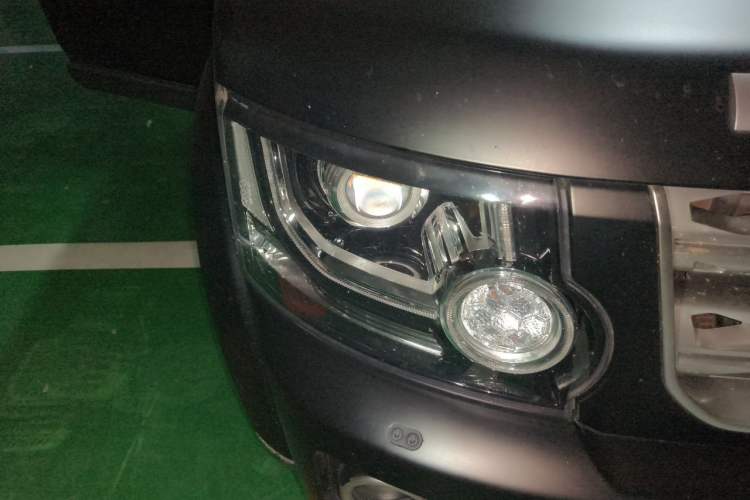 Used Land Rover Discovery 2015 3.0 SDV6 HSE Diesel Version Right Front Headlight