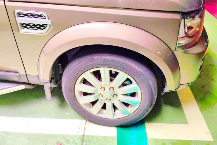 Used Land Rover Discovery 2015 3.0 SDV6 HSE Diesel Version Right Front Wheel Hub