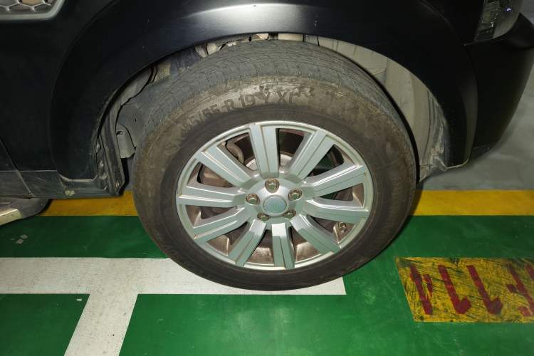 Used Land Rover Discovery 2015 3.0 SDV6 HSE Diesel Version Right Front Wheel Hub