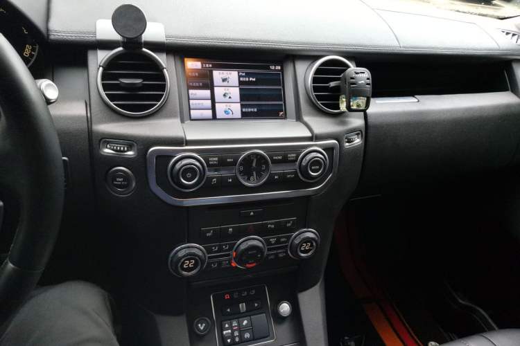 Used Land Rover Discovery 2015 3.0 SC V6 HSE Luxury Audio And AC Panel