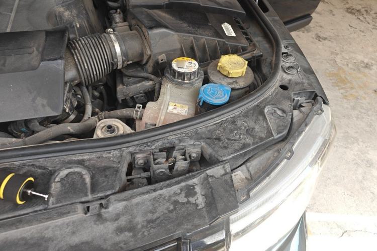 Used Land Rover Discovery 2015 3.0 SC V6 SE Engine Bay Left