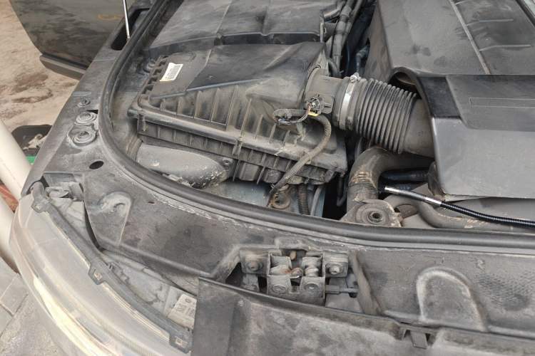 Used Land Rover Discovery 2015 3.0 SC V6 SE Engine Bay Right