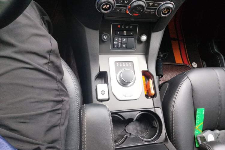 Used Land Rover Discovery 2015 3.0 SC V6 HSE Luxury Gear Lever