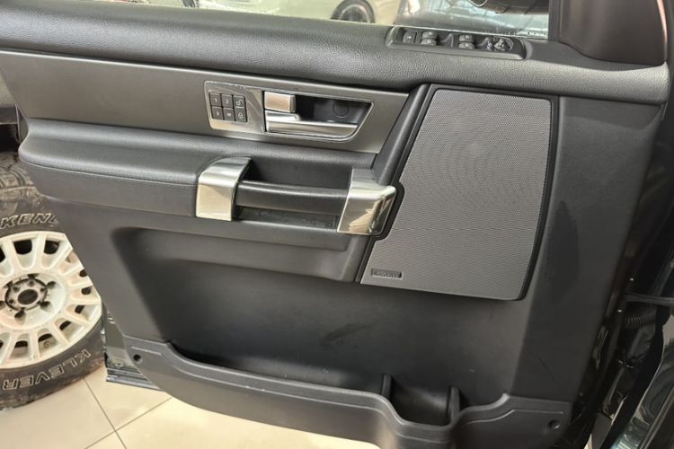 Used Land Rover Discovery 2015 3.0 SC V6 HSE Interior 12