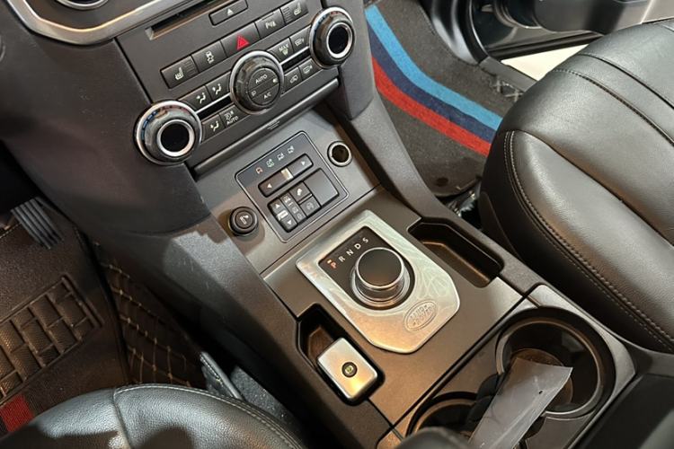 Used Land Rover Discovery 2015 3.0 SC V6 HSE Interior 4