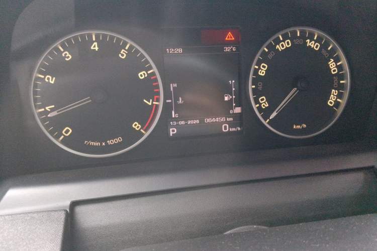 Used Land Rover Discovery 2015 3.0 SC V6 HSE Luxury Odometer Close Up