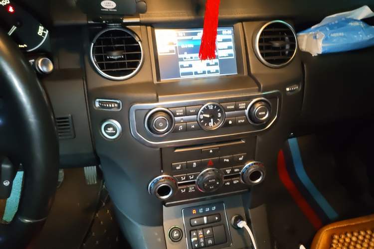 Used Land Rover Discovery 2015 3.0 SC V6 HSE Audio And AC Panel