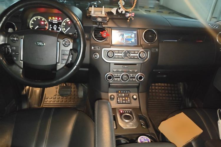Used Land Rover Discovery 2015 3.0 SC V6 HSE Center Console