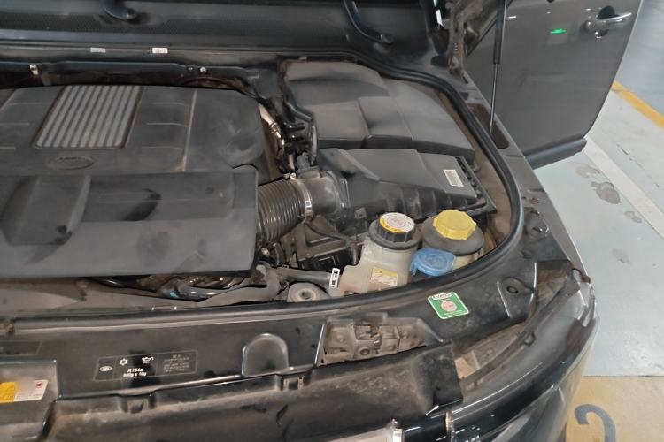 Used Land Rover Discovery 2015 3.0 SC V6 HSE Engine Bay Left
