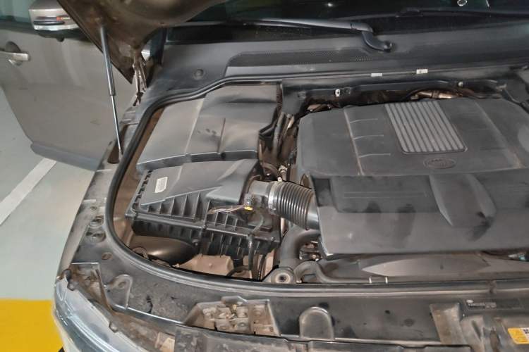 Used Land Rover Discovery 2015 3.0 SC V6 HSE Engine Bay Right