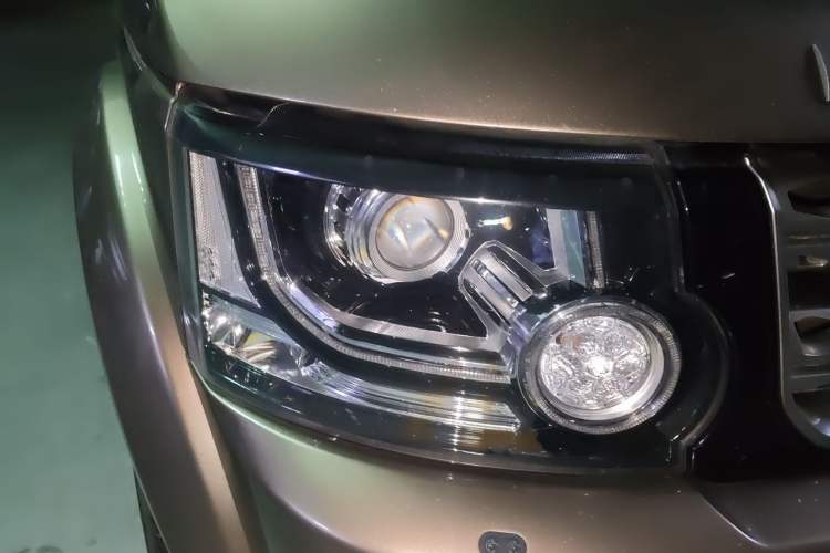 Used Land Rover Discovery 2015 3.0 SC V6 HSE Right Front Headlight