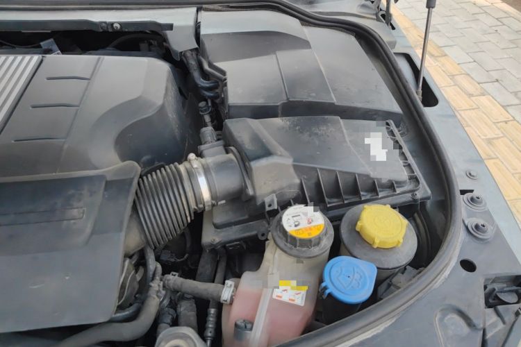 Used Land Rover Discovery 2015 3.0 SC V6 HSE Engine Bay Left