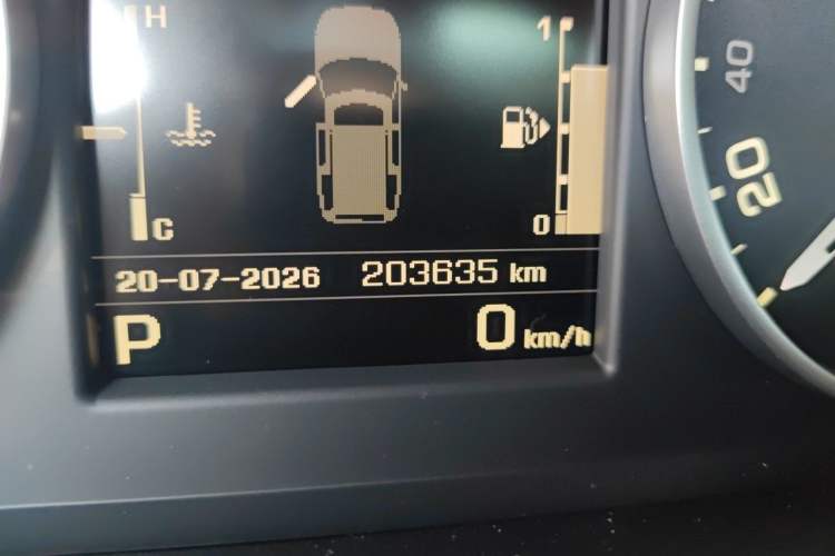 Used Land Rover Discovery 2015 3.0 SC V6 HSE Odometer Close Up