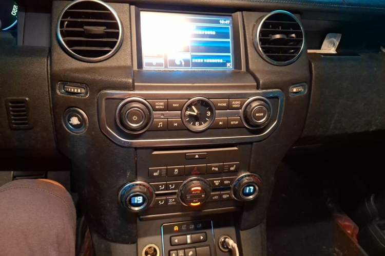 Used Land Rover Discovery 2015 3.0 SDV6 HSE Diesel Version Audio And AC Panel