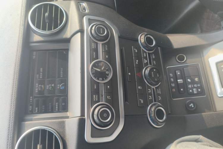 Used Land Rover Discovery 2015 3.0 SDV6 HSE Diesel Version Audio And AC Panel