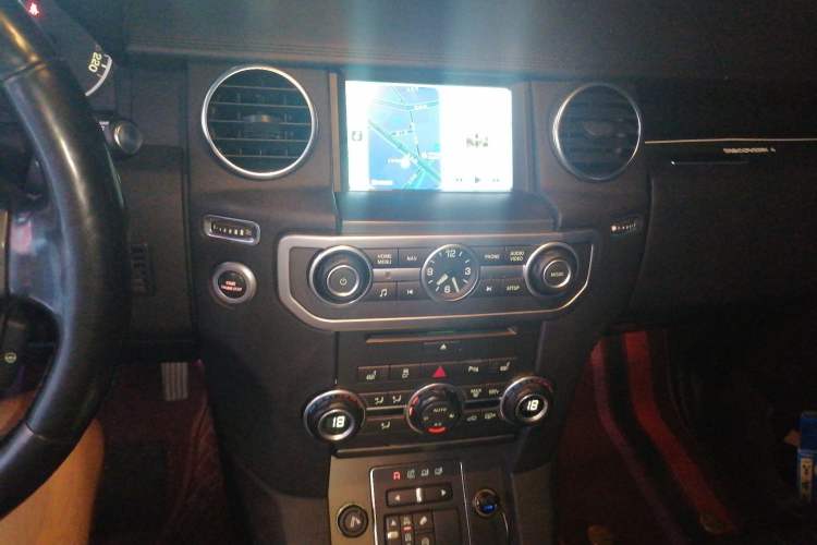 Used Land Rover Discovery 2015 3.0 SC V6 SE Audio And AC Panel