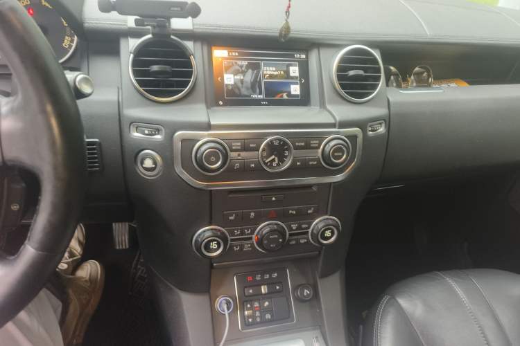 Used Land Rover Discovery 2015 3.0 SDV6 HSE Diesel Version Audio And AC Panel