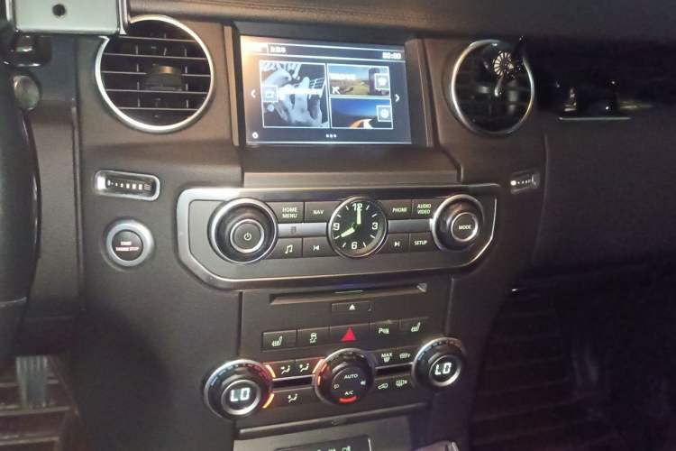 Used Land Rover Discovery 2015 3.0 SC V6 SE Audio And AC Panel
