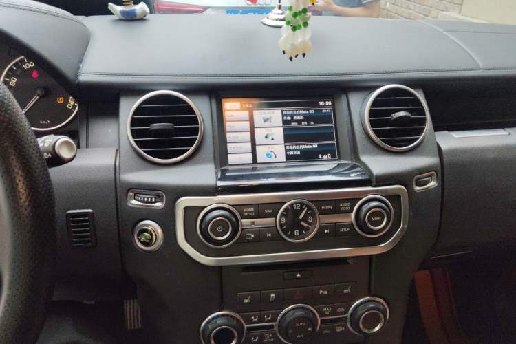 Used Land Rover Discovery 2015 3.0 SC V6 HSE Luxury Audio And AC Panel