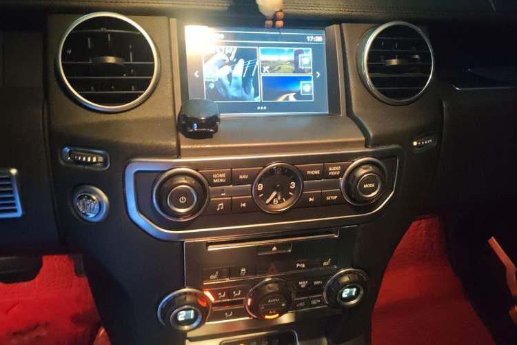 Used Land Rover Discovery 2015 3.0 SC V6 SE Audio And AC Panel
