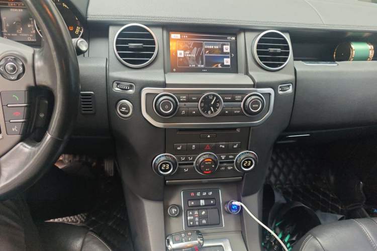 Used Land Rover Discovery 2015 3.0 SC V6 SE Audio And AC Panel