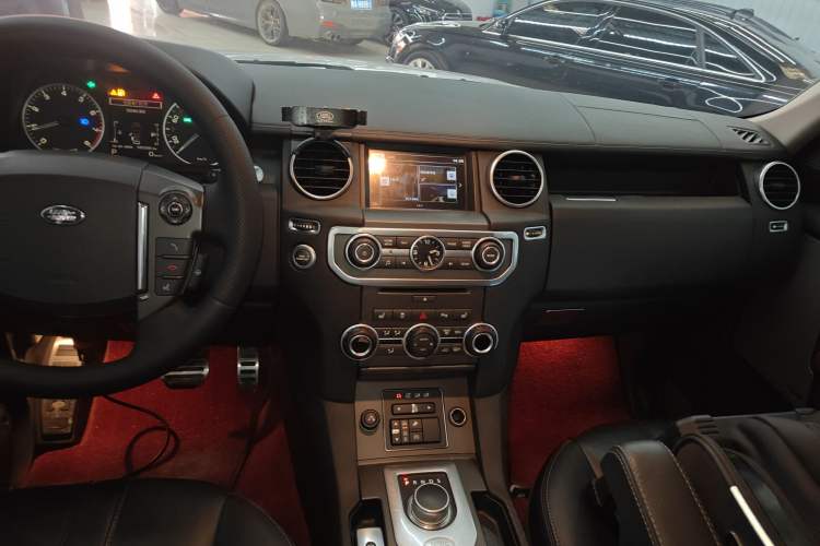 Used Land Rover Discovery 2015 3.0 SC V6 SE Audio And AC Panel