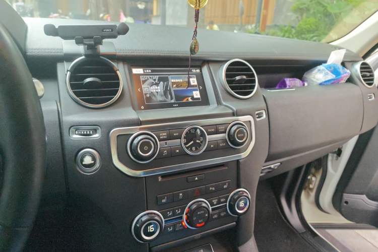 Used Land Rover Discovery 2015 3.0 SDV6 HSE Diesel Version Audio And AC Panel