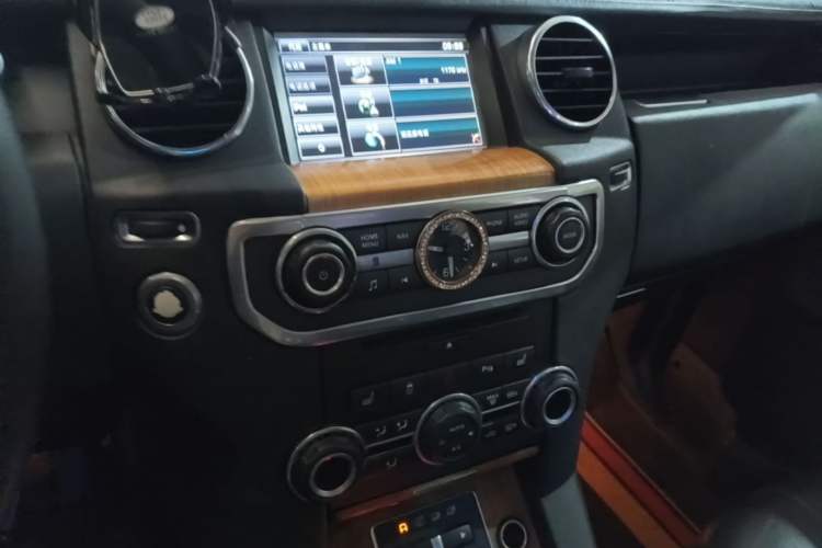 Used Land Rover Discovery 2015 3.0 SC V6 SE Audio And AC Panel