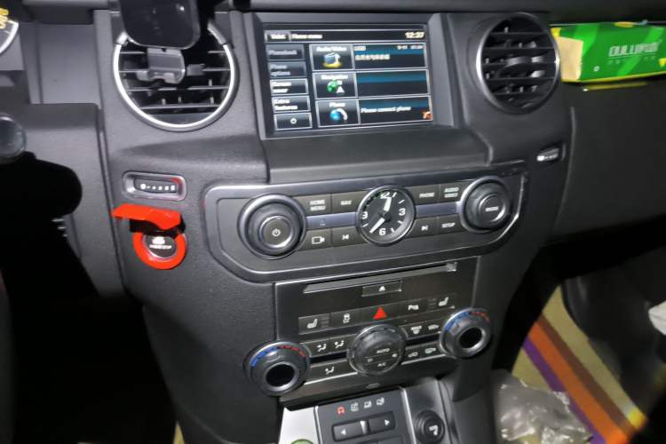 Used Land Rover Discovery 2015 3.0 SC V6 SE Audio And AC Panel