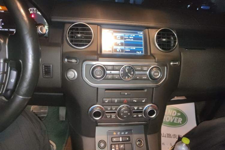 Used Land Rover Discovery 2015 3.0 SC V6 HSE Luxury Audio And AC Panel