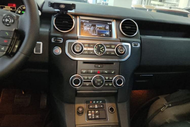 Used Land Rover Discovery 2015 3.0 SC V6 SE Audio And AC Panel