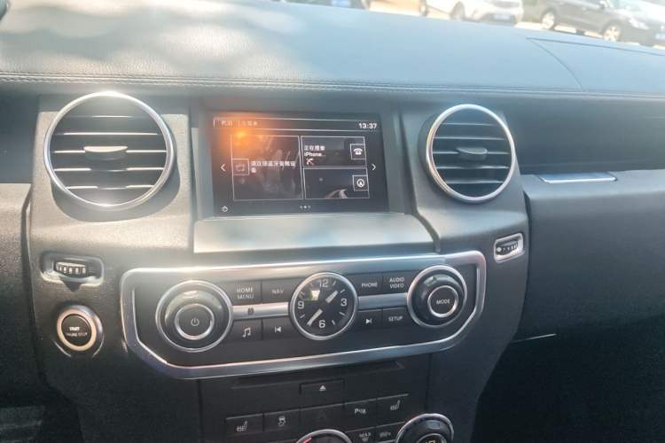Used Land Rover Discovery 2015 3.0 SDV6 HSE Diesel Version Audio And AC Panel