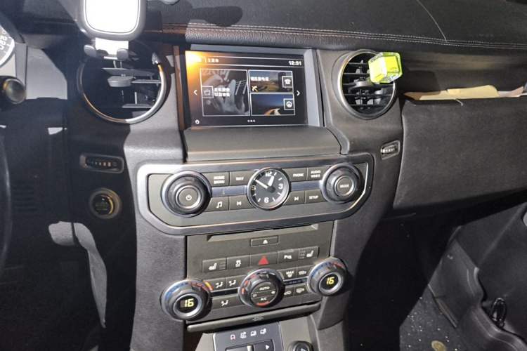 Used Land Rover Discovery 2015 3.0 SC V6 SE Audio And AC Panel