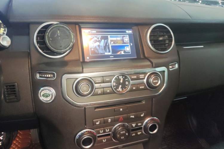 Used Land Rover Discovery 2015 3.0 SC V6 SE Audio And AC Panel