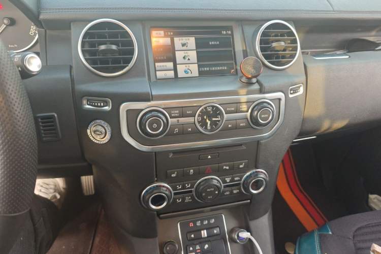 Used Land Rover Discovery 2015 3.0 SDV6 HSE Diesel Version Audio And AC Panel