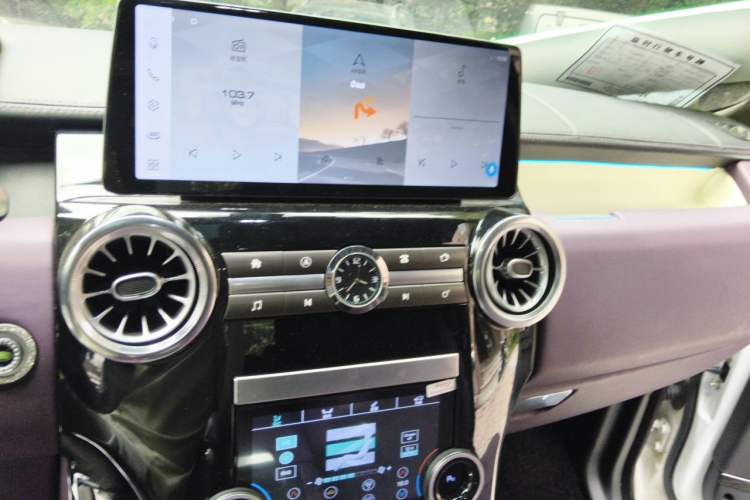 Used Land Rover Discovery 2015 3.0 SC V6 SE Audio And AC Panel
