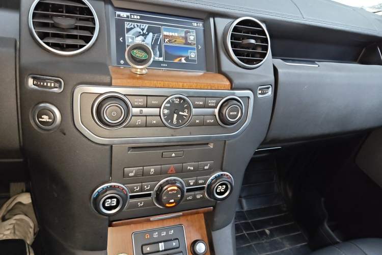 Used Land Rover Discovery 2015 3.0 SC V6 HSE Luxury Audio And AC Panel